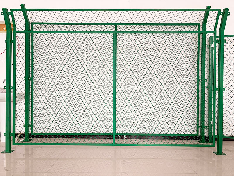 鋼板網(wǎng)菱形孔護(hù)欄